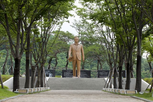 경북 구미시 상모동 생가 옆 공원 부지에 있는 고 박정희 전 대통령 동상.