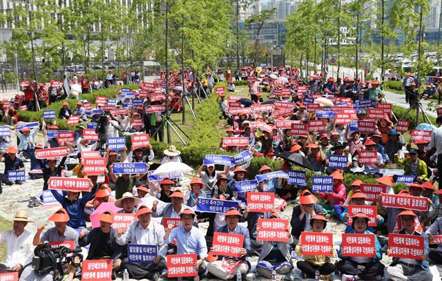 당진시민 500여명이 19일 정부세종청사 산자부 앞에서 화력발전소 추가 건설 철회를 요구하는 집회를 열고 있다. 당진시 제공