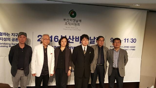 부산비엔날레 조직위 참가자들이 20일 기자간담회에서 한 자리에 섰다. 왼쪽부터 윤재갑 전시감독, 임동락 집행위원장, 구어 샤오엔, 사와라기 노이, 우에다 유조, 김찬동 큐레이터. 신은별 기자 ebshin@hankookilbo.com