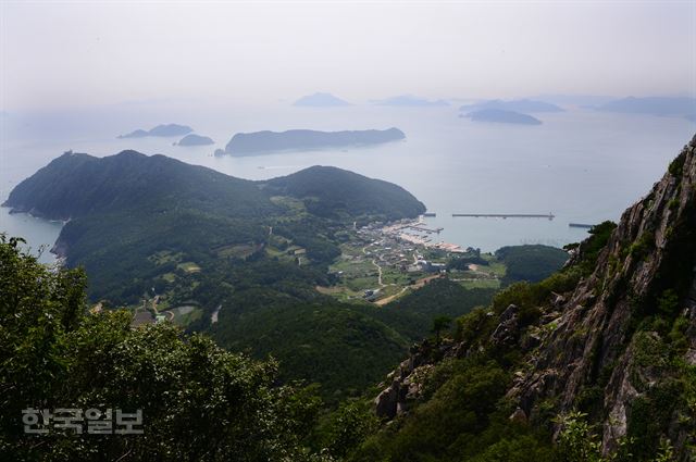 망산 정상에서 내려다 본 한려수도 풍경. 대포항 너머 장사도 연화도 욕지도 등 옹기종기 모인 섬들이 수다를 떠는 듯하다. 거제=이성원기자