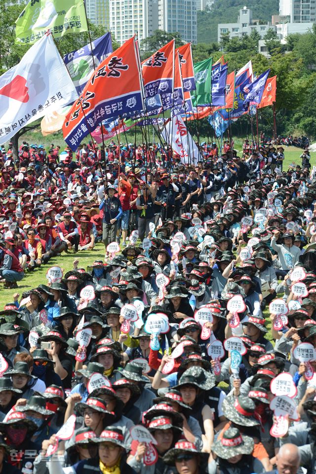 금속노조 현대차지부 등 민주노총 울산본부 산하 조합원들과 현대중공업 노조 조합원, 시민사회단체 관계자 1만명이 20일 오후 울산 태화강역 광장에서 열린 ‘울산 노동자 총파업 대회’에 참석해 구호를 외치고 있다. 울산=전혜원 기자 iamjhw@hankookilbo.com