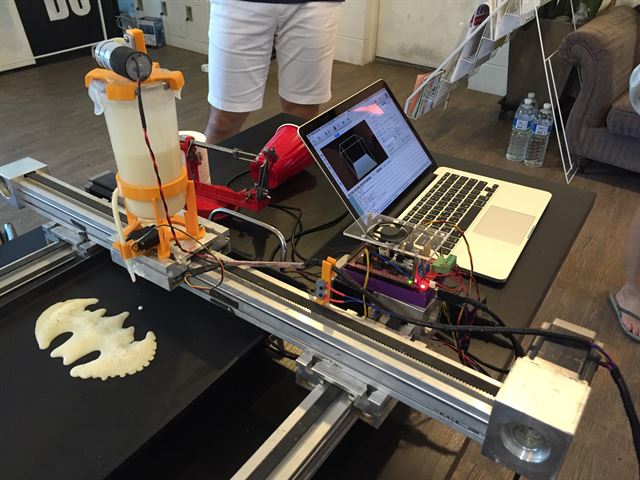 메이커스페이스 용도변경의 푸드해킹 파티에 등장한 팬케이크 프린터. 3D프린터로 팬케이크를 뽑아 그릴에 구웠다.