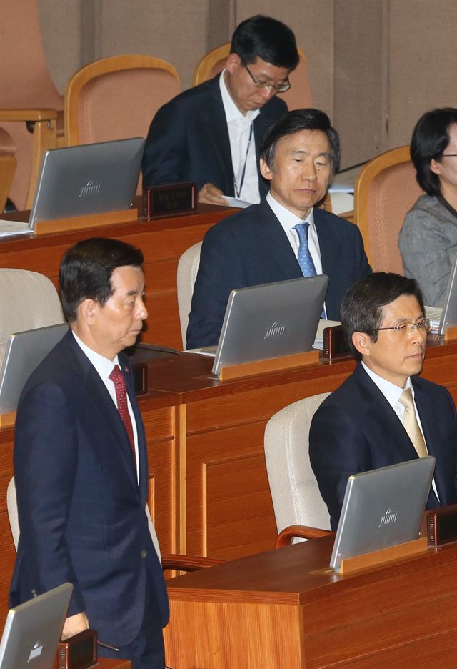 한민구(왼쪽) 국방부 장관이 20일 서울 국회에서 열린 사드 배치에 대한 긴급현안질문에서 답변을 위해 발언대로 향하고 있다. 뉴스1