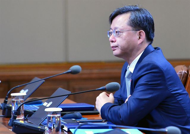 우병우 민정수석이 14일 오전 청와대에서 열린 수석비서관회의에 참석해 회의 시작을 기다리고 있다. 홍인기기자