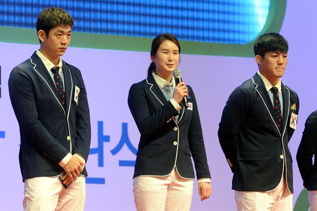 양궁 대표 기보배가 19일 오후 서울 송파구 올림픽홀에서 열린 2016 리우하계올림픽 대한민국 선수단 결단식에서 올림픽에 임하는 각오를 밝히고 있다. 뉴스1