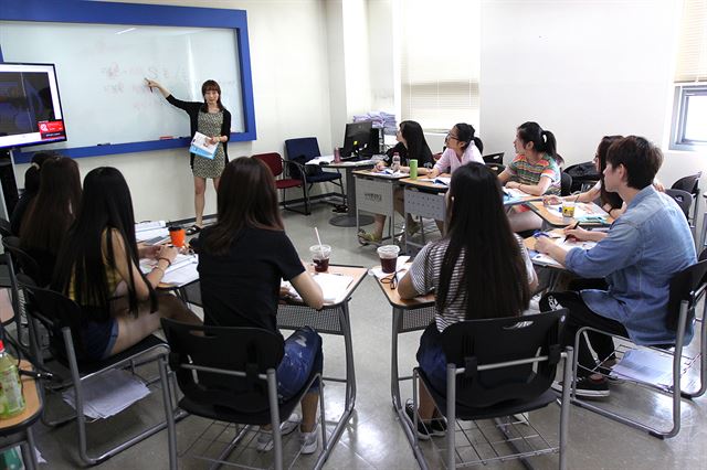 나사렛대에서 장애인 특성화 교육과정을 배우고 있는 중국 베이징연합대 학생들이 한국어 수업을 듣고 있다. 나사렛대 제공