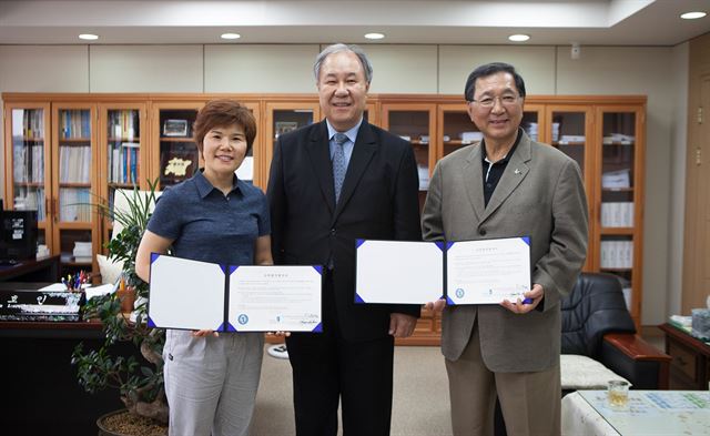 이현곤(왼쪽) 사범이 21일 전주대를 방문해 이호인(가운데) 총장, 이숙경 교수와 태권도 협력사업에 위한 업무협약을 체결했다. /2016-07-21(한국일보)