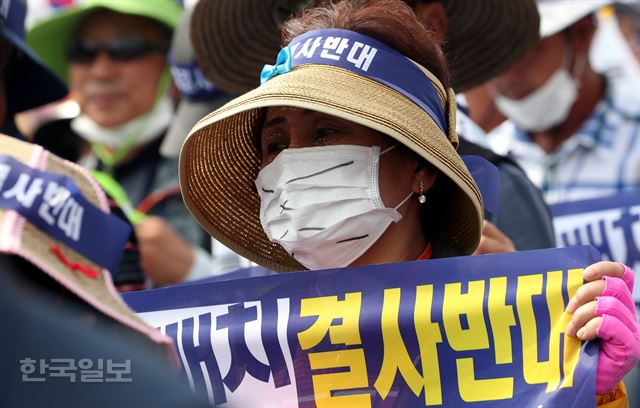 [저작권 한국일보] 21일 오후 서울역 광장에서 열린 '사드 배치 반대 집회'에서 성주 주민들이 사드 배치 반대 구호를 외치고 있다. 서재훈기자 spring@hankookilbo.com