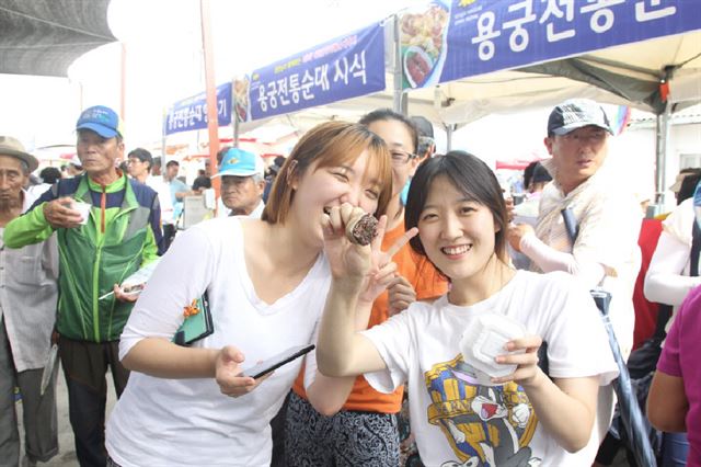 지난해 예천용궁순대축제장을 찾은 젊은이들이 순대 맛에 즐거워하고 있다. 독자 제공