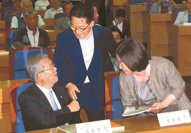 22일 국회 의원회관에서 토론회에 김종인(왼쪽) 더불어민주당 대표, 박지원(가운데) 국민의당 비대위원장, 심상정 정의당 대표가 참석해 인사하고 있다. 오대근기자