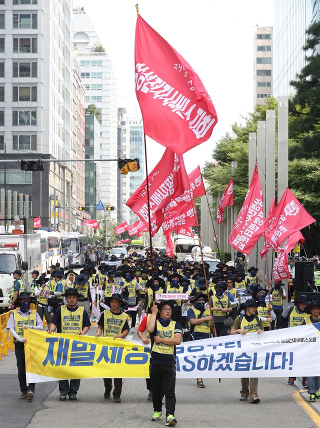 금속노조 삼성전자서비스지회 조합원들이 22일 오후 서울 서초구 삼성 서초사옥 앞에서 열린 '재벌개혁 투쟁 결의대회'에 참석한 뒤 조합원들의 생활임금 보장 등을 요구하며 거리를 행진하고 있다. 연합뉴스