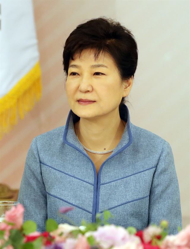 박근혜 대통령이 22일 청와대에서 중견기업인들과 오찬을 함께 하면서 기업인들의 발언을 듣고 있다. 연합뉴스