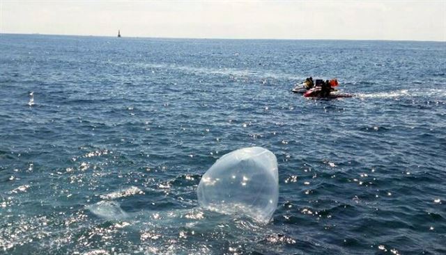 23일 오전 부산해양경비안전서 순찰정이 부산 해운대해수욕장 앞 바다에서 발견된 전단 살포용 풍선을 수거하고 있다. 부산경찰청 제공