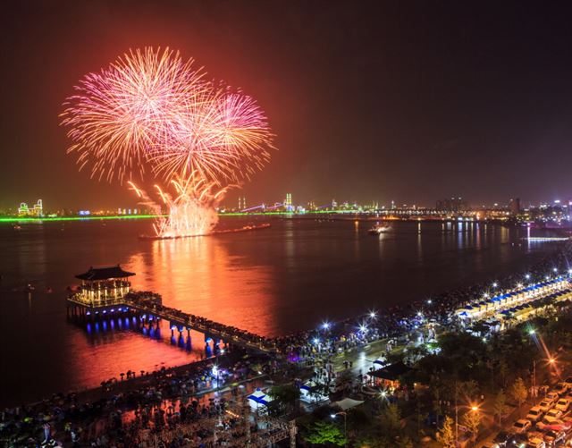 지난 2015년 한여름밤 포항 영일만의 밤하늘을 화려하게 수놓은 포항국제불빛축제 모습. 포항시 제공.