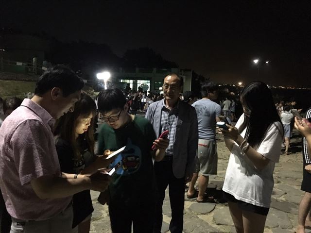 간절곶에서 게임을 실행하고 있는 김기현 울산시장/2016-07-24(한국일보)울산시 제공