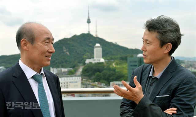 김원식(왼쪽) 건국대 교수와 이태수 꽃동네대 교수가 남산이 보이는 서울 남대문 한국일보 사옥에서 우리나라 복지정책방향에 대해 의견을 나누고 있다. 서재훈기자 spring@hankookilbo.com