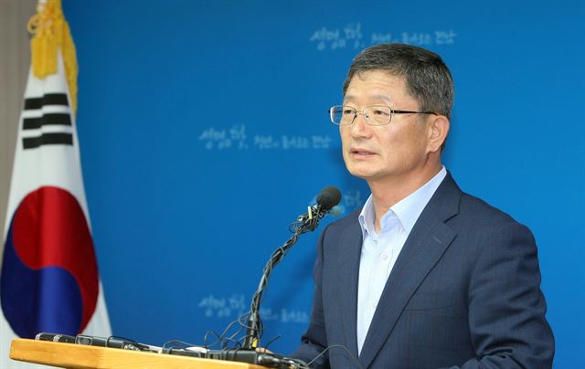 25일 김갑섭 전남도 행정부지사가 브리핑 룸에서 남도문예 르네상스에 대한 계획을 발표하고 있다. 전남도 제공/2016-07-25(한국일보)