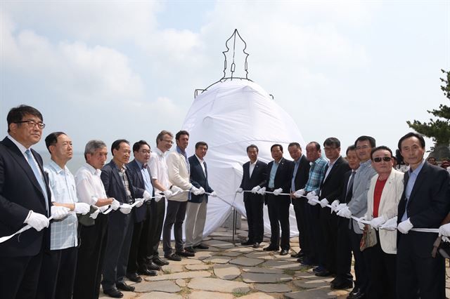 충남 보령시(시장 김동일)는 25일 오천면 고대도에서 칼 귀츨라프 한국 선교 184주년 기념 조형물을 제막했다. 보령시 제공/2016-07-25(한국일보)