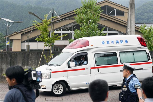 26일 새벽 일본 가나가와(神奈川)현 사가미하라(相模原)에 있는 장애인 시설에 20대 남자가 침입해 수용자들에게 흉기를 휘둘러 최소 15명이 숨지고 45명이 부상한 것으로 확인됐다고 NHK가 전했다. 교도통신은 소방 당국을 인용해 19명이 사망했고 부상자 가운데 20명이 중상이라고 전해 인명 피해는 더 늘어날 것으로 보인다. 사진은 사건이 발생한 '쓰구이(津久井)야마유리엔'에 출동한 소방청 구급차. 연합뉴스