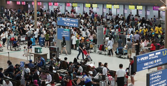 24일 오후 인천국제공항 출국장이 여행객들로 북적이고 있다. 연합뉴스