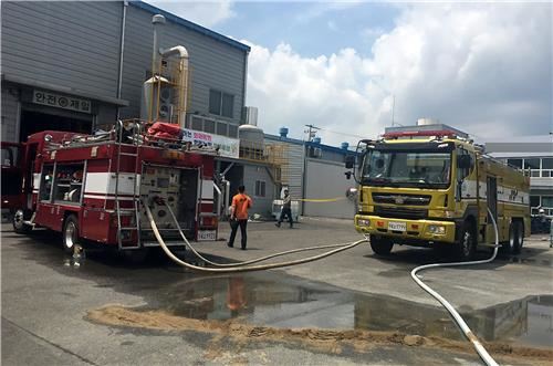 26일 오전 세종시 부강산업단지 내 렌즈재료 제조업체 창고에서 화학물질이 누출돼 일부 근로자들이 병원 치료를 받고 인근 마을 주민들이 대피하는 소동을 벌였다. 연합뉴스