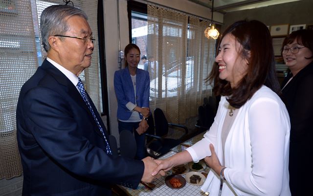 김종인 더불어민주당 비상대책위원회 대표가 27일 오후 마포구의 한 식당에서 워킹맘들과 간담회를 하고 있다. 연합뉴스