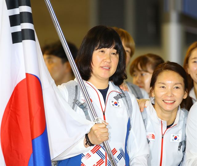 리우올림픽 한국선수단 본진 기수인 여자핸드볼대표팀의 오영란이 26일 출국에 앞서 태극기를 들고 있다. 영종도=연합뉴스