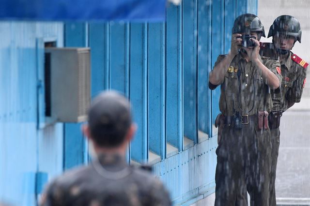 27일 오후 '정전협정 63주년 기념식'이 열린 경기도 파주 판문점에서 북한군 병사가 우리측 지역을 촬영하고 있다. 판문점=사진공동취재단