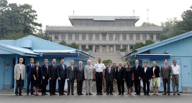 6.25전쟁 정전협정 63주년을 맞은 27일 경기 파주 비무장지대 내 판문점에서 빈센트 브룩스 한미연합사령관이 정전협정 기념식을 마치고 참석자들과 기념촬영을 하고 있다. 판문점=사진공동취재단