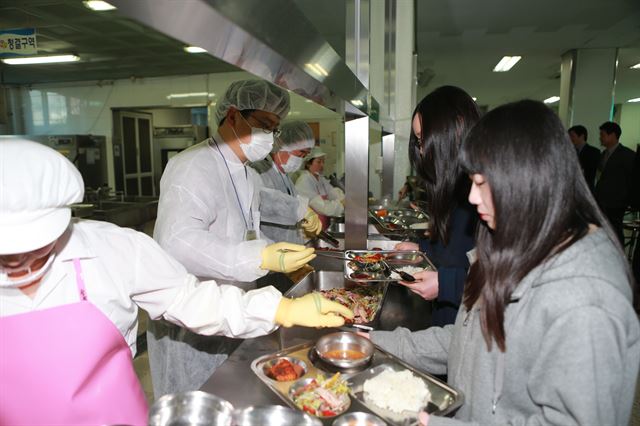 아산시는 학교급식지원금을 전국 평균보다 20%이상 높여 급식 품질만족도를 높였다. 아산시 제공