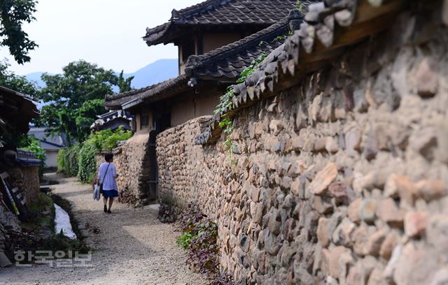 한옥과 돌담, 실개천이 어우러진 삼지내 마을길.