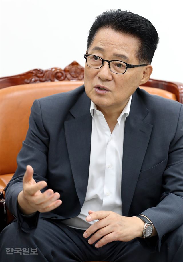 박지원 국민의당 비상대책위원장 겸 원내대표가 26일 국회에서 한국일보와 인터뷰를 갖고 사드와 검찰개혁 등 현안에 대한 입장을 밝히고 있다. 서재훈기자 spring@hankookilbo.com