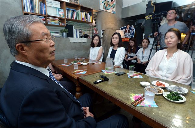 김종인 더불어민주당 비상대책위원회 대표가 27일 오후 마포구의 한 식당에서 워킹맘들과 간담회를 하고 있다. 연합뉴스