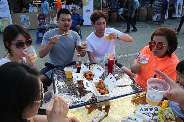 치맥페스티벌을 찾은 시민들이 27일 폭염 속에 치킨을 안주삼아 시원한 맥주를 들이키고 있다. 대구시 제공