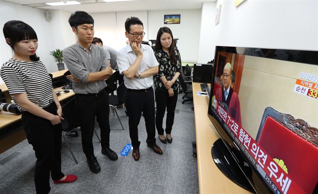 '부정청탁 및 금품 등 수수의 금지에 관한 법률(일명 김영란법)'에 대한 헌법재판소 합헌 판결이 나온 28일 오후 정부세종청사에서 국민권익위원회 직원들이 뉴스를 시청하고 있다. 세종=연합뉴스