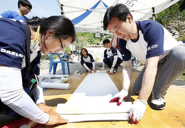 김한기 대림산업 사장(오른쪽)이 지난달 서울시 성북구 성북동 저소득 가정을 방문해 '희망의 집 고치기' 활동을 진행하고 있다. 대림산업 제공