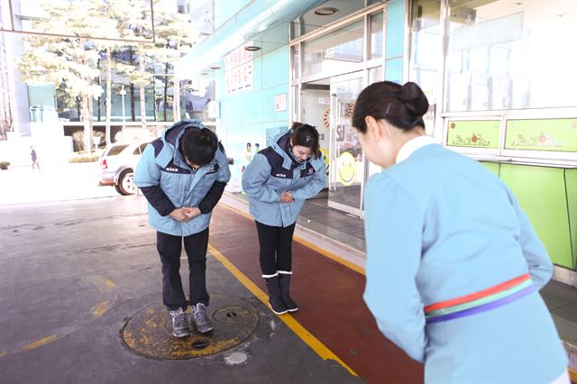 GS칼텍스 주유소 현장 직원들이 서비스 교육 전문가와 함께 고객에게 인사하는 방법을 배우고 있다. GS칼텍스 제공