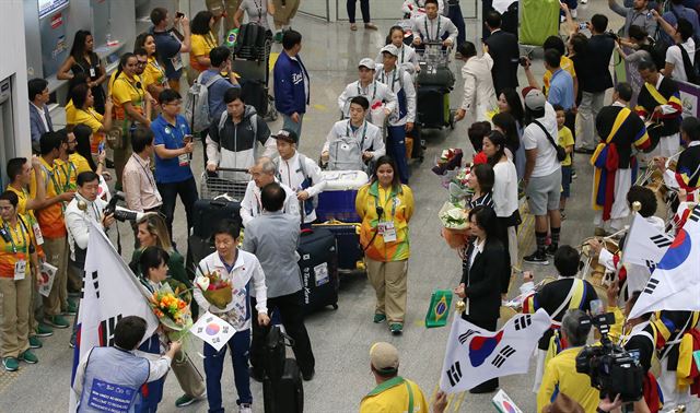 리우 올림픽 출전 한국 선수단 본진이 28일(한국시간) 브라질 리우 갈레앙 국제공항에 도착해 교민들의 환영을 받으며 입국하고 있다. 올림픽사진공동취재단