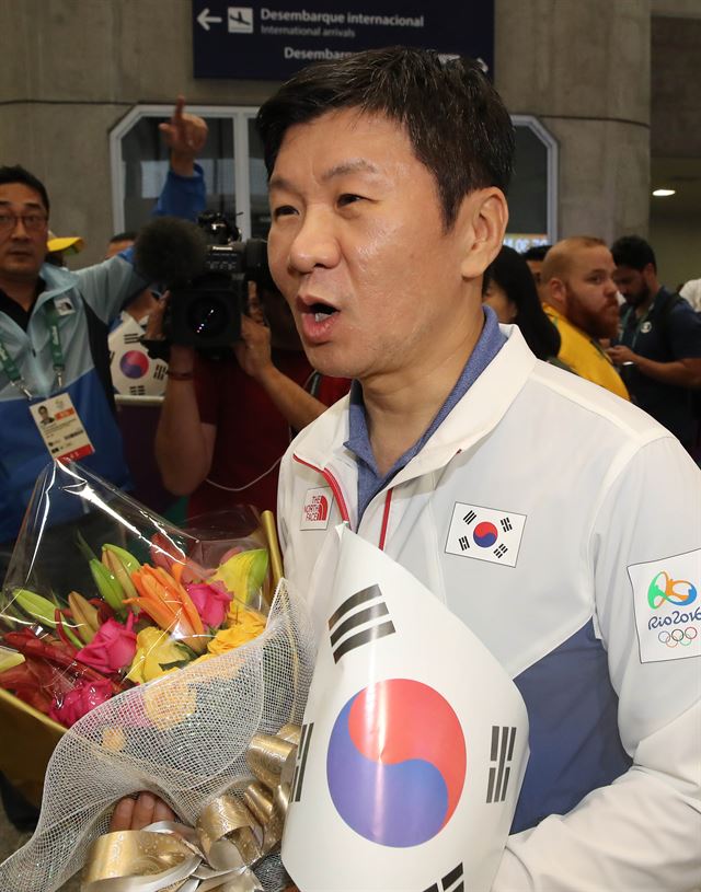 정몽규 리우올림픽 한국선수단장이 28일 리우데자네이루 갈레앙 국제공항에 입국한 뒤 언론과 인터뷰를 하고 있다. 올림픽사진공동취재단