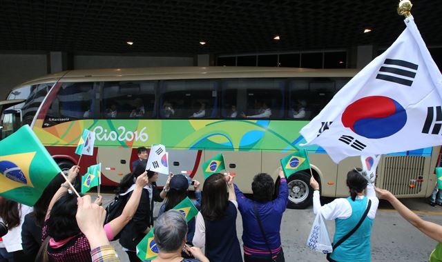 리우데자네이루 하계올림픽에 출전하는 한국 선수단 본진이 28일 브라질 갈레앙 국제공항에 도착한 가운데 교민들이 선수단을 반갑게 맞이 하고있다. 올림픽사진공동취재단