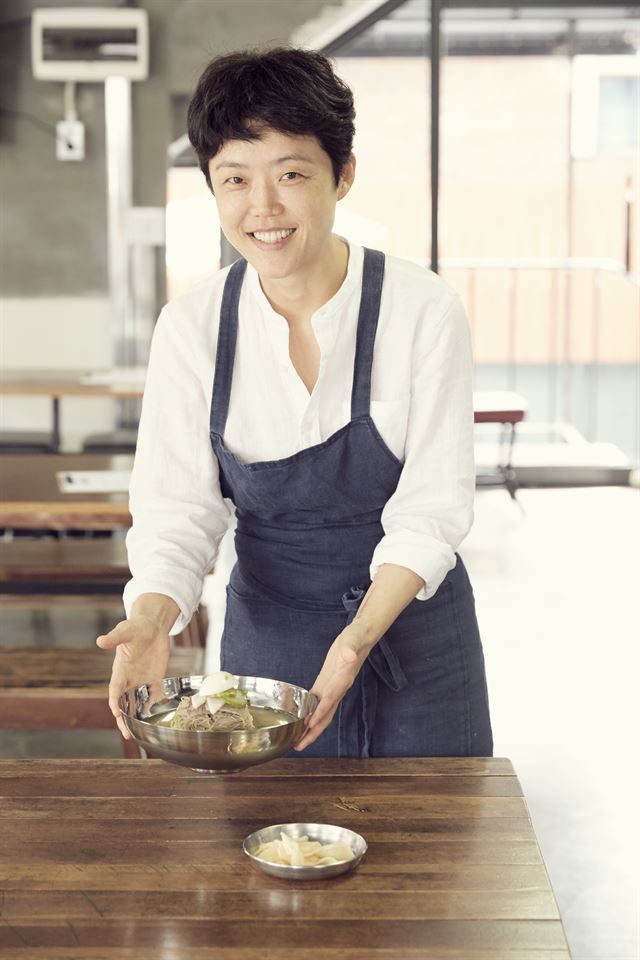 김정훈씨와 함께 달고나 협동조합을 이끌고 있는 강수연씨. 협동식당 달고나의 주요 메뉴 중 하나인 평양냉면은 노포에 기죽지 않는 나름의 완성도를 갖추고 벌써부터 입소문을 타고 있다.