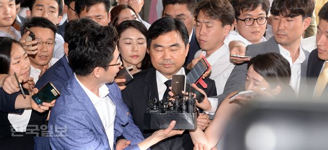 [저작권 한국일보] 넥슨 주식 시세차익 등 자산증식 의혹을 받고 있는 진경준 법무연수원 연구위원이 지난 14일 서울 서초구 서울중앙지검에 피의자 신분으로 출석하고 있는 모습. 배우한기자 bwh3140@hankookilbo.com