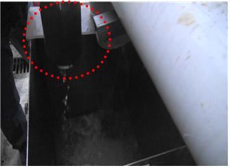 폐수 방지시설 비정상가동으로 배출허용기준을 초과한 폐수 채수하는 장면.