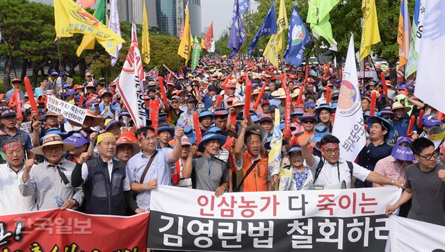 지난 21일 서울 여의도에서 농축수산인들이 김영란법(부정청탁 및 금품 등 수수의 금지에 관한 법률) 적용 대상에서 농축수산물의 제외를 요구하는 집회를 열고 있다. 배우한기자 bwh3140@hankookilbo.com