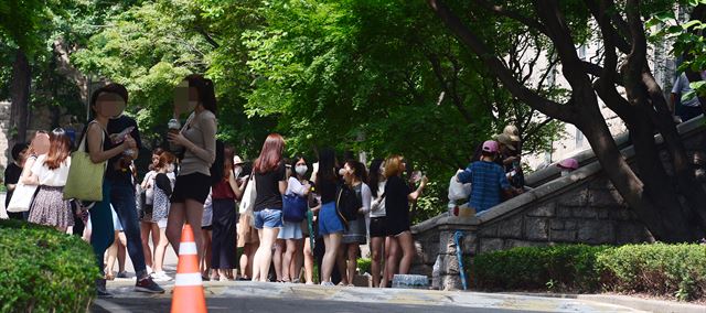 30일 오후 서울 서대문구 이화여자대학교 본관에서 직장인 대상 평생교육 단과대학 설립에 반발해 사흘째 점거 농성중인 이화여대생들이 1층 입구로 들어서기 위해 줄 지어 서 있다. 이날 학생들의 점거 농성 도중 경찰 병력이 투입되기도 했다. 뉴시스