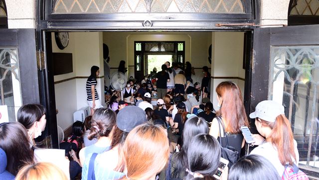 30일 오후 서울 서대문구 이화여자대학교 본관에서 직장인 대상 평생교육 단과대학 설립에 반발해 사흘째 점거 농성중인 이화여대생들이 1층 복도에 모여 있다. 이날 학생들의 점거 농성 도중 경찰 병력이 투입되기도 했다. 뉴시스