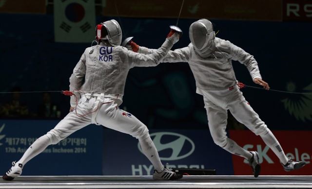 2014년 인천아시안게임 펜싱 남자 사브르 개인전 결승에서 맞붙은 구본길(왼쪽)과 김정환. 연합뉴스