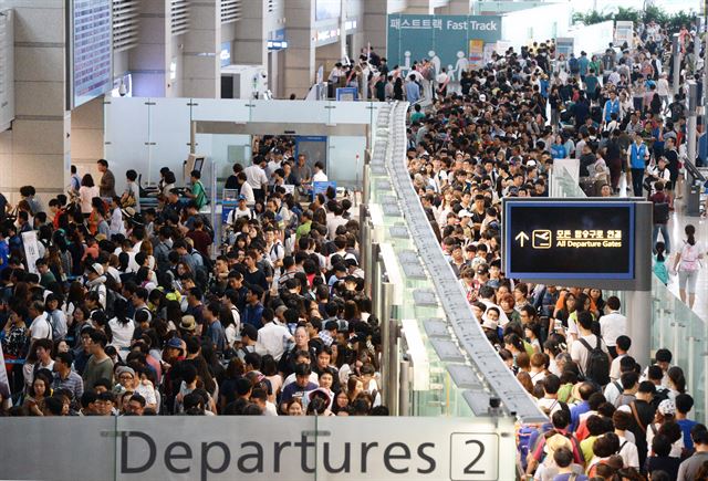 31일 오전 인천국제공항 출국장이 휴가를 떠나는 여행객들로 붐비고 있다. 뉴스1