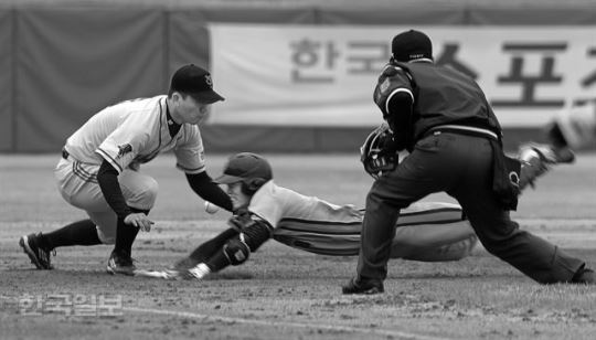 지난해 강원도 춘천에서 열린 제43회 봉황대기 전국고교야구대회 대전고와 율곡고의 경기 장면. 한국일보 자료사진