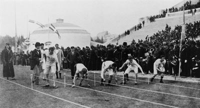 1896년 아테네올림픽 육상 100m 결선에서 왼쪽 두번째 주자 토머스 버크가 크라우칭 스타트 자세를 취하고 있다.